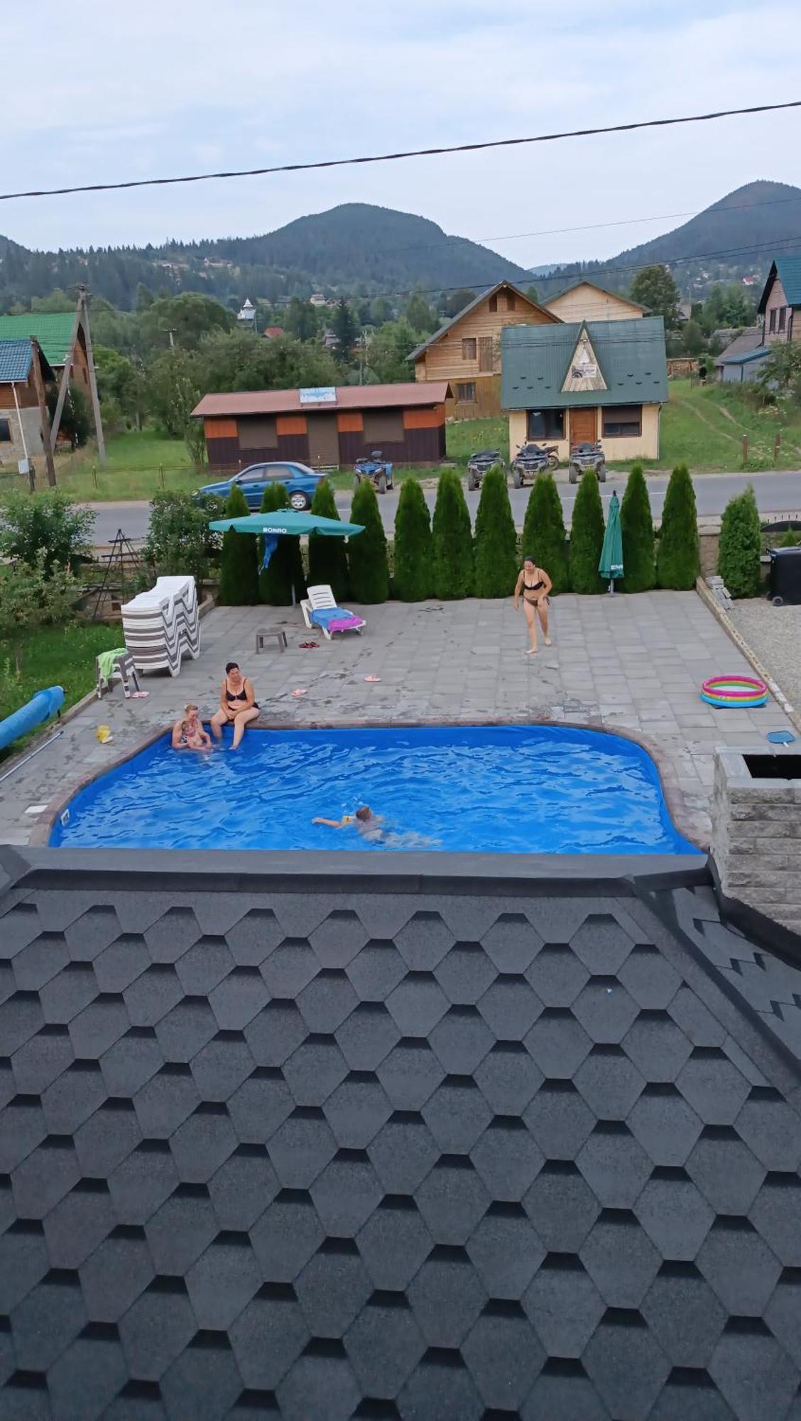 янчар з басейном Holiday home Mykulychyn